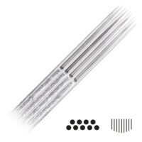 Silberne Magnum Curved Long Taper Tattoonadeln auf weißem Hintergrund