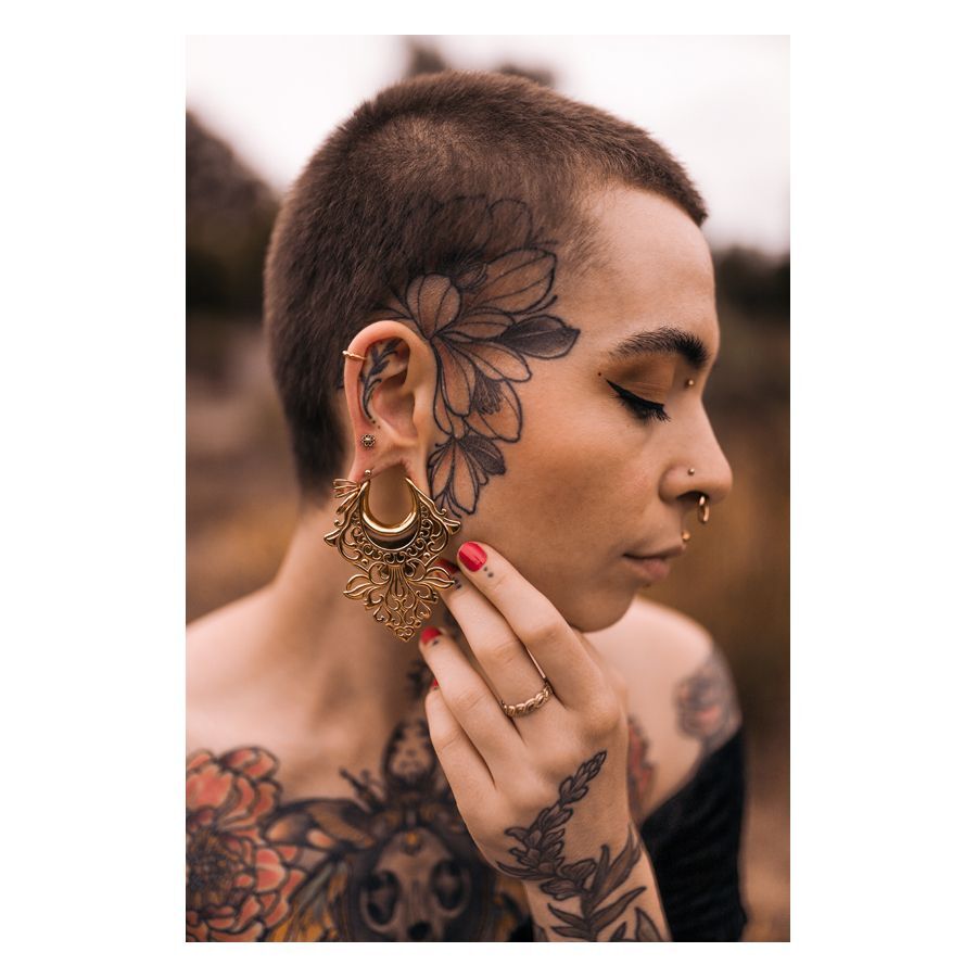 Mandala Labret aus Chirurgenstahl in Gold Person mit goldenen Mandala Labret Piercings und Tattoos auf Gesicht und Körper