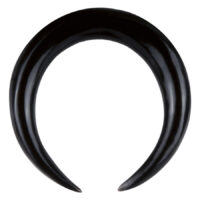 Schwarze Horn-Sichel für Ohrpiercing Schwarze Sichel aus Wasserbüffelhorn auf weißem Hintergrund