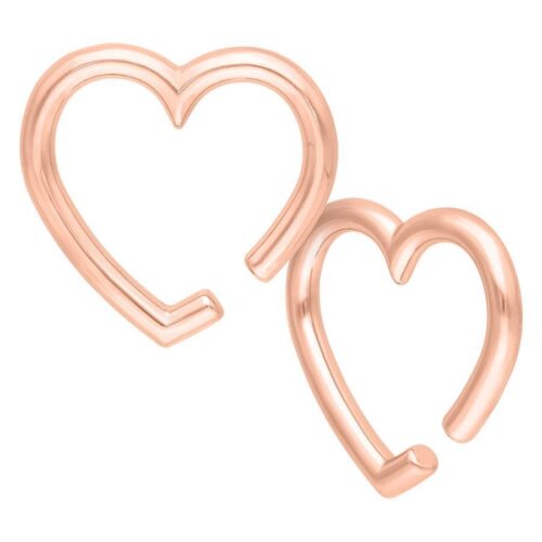 Zwei herzförmige Ohrgewichte in Roségold auf weißem Hintergrund