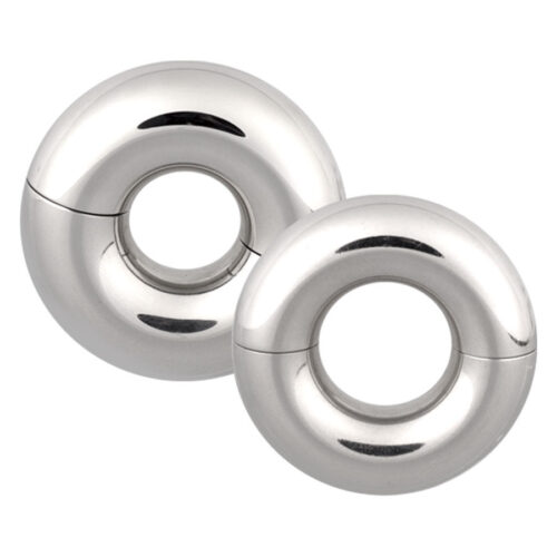 Zwei silberne Tribal Dream Ringe aus Chirurgenstahl auf weißem Hintergrund