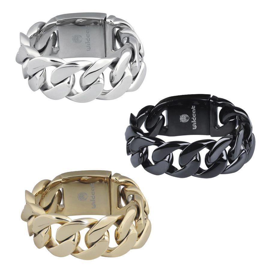 Geflochtenes Armband in Silber, Schwarz und Gold Drei geflochtene Armbänder aus Chirurgenstahl in Silber, Schwarz und Gold vor weißem Hintergrund