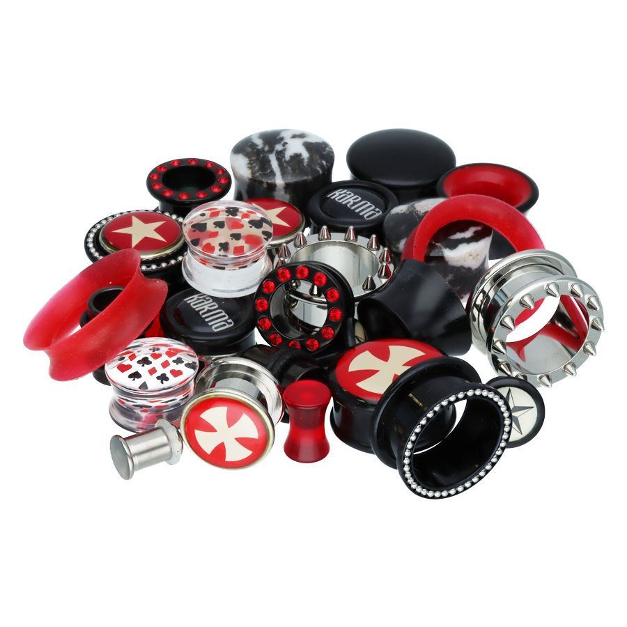 Buntes Tunnel- und Plug-Set von Wildcat Verschiedene bunte Tunnel und Plugs auf weißem Hintergrund