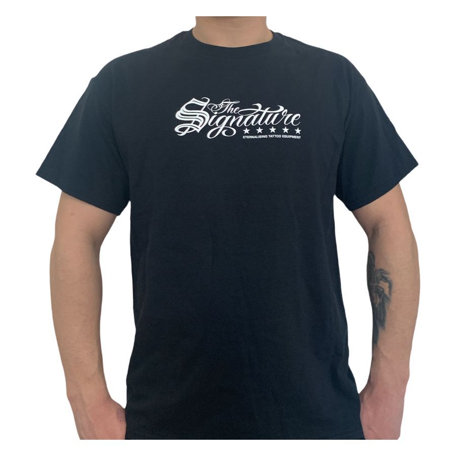 Schwarzes Unisex T-Shirt von Wildcat Schwarzes T-Shirt von Wildcat mit weißem Schriftzug 'The Signature', getragen von einer Person