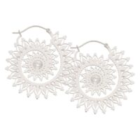 Floral Nautilus Hoops in Silber Silberne florale Nautilus Ohrringe auf weißem Hintergrund