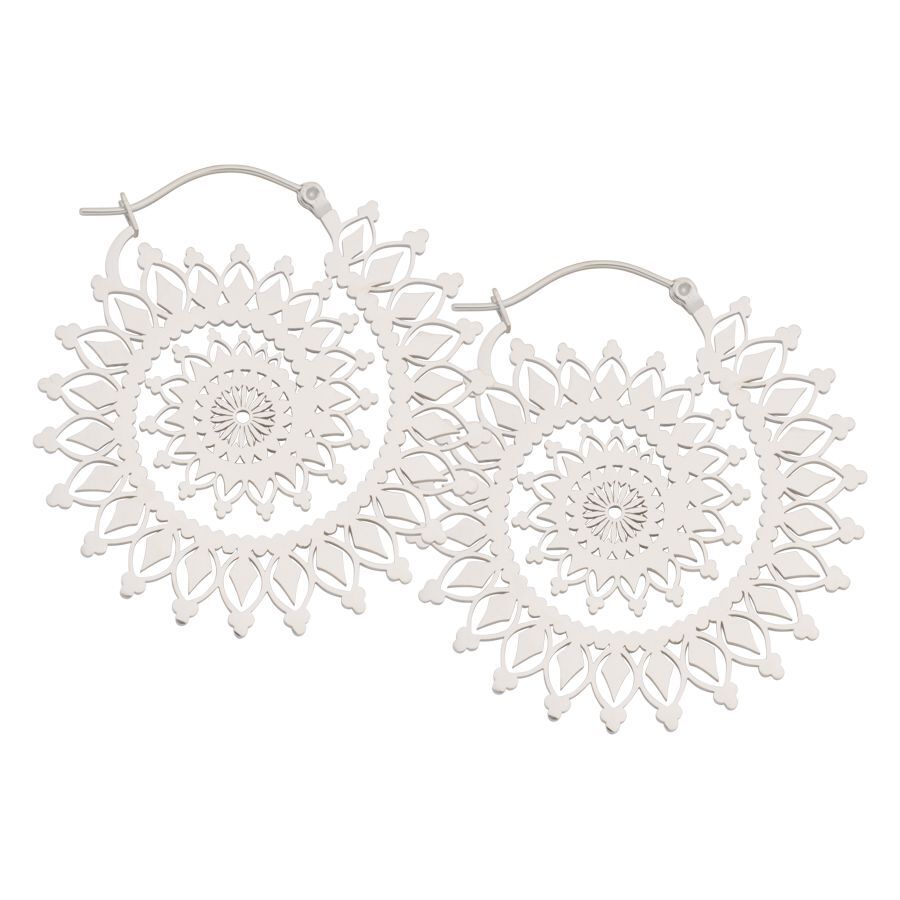 Floral Nautilus Hoops in Silber Silberne florale Nautilus Ohrringe auf weißem Hintergrund