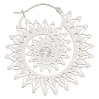 Floral Nautilus Hoops Silber Ohrringe Silberne Floral Nautilus Hoops Ohrringe auf weißem Hintergrund