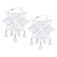 Mandala Hoops aus Edelstahl in Silber Silberne Mandala Ohrringe aus Edelstahl auf weißem Hintergrund