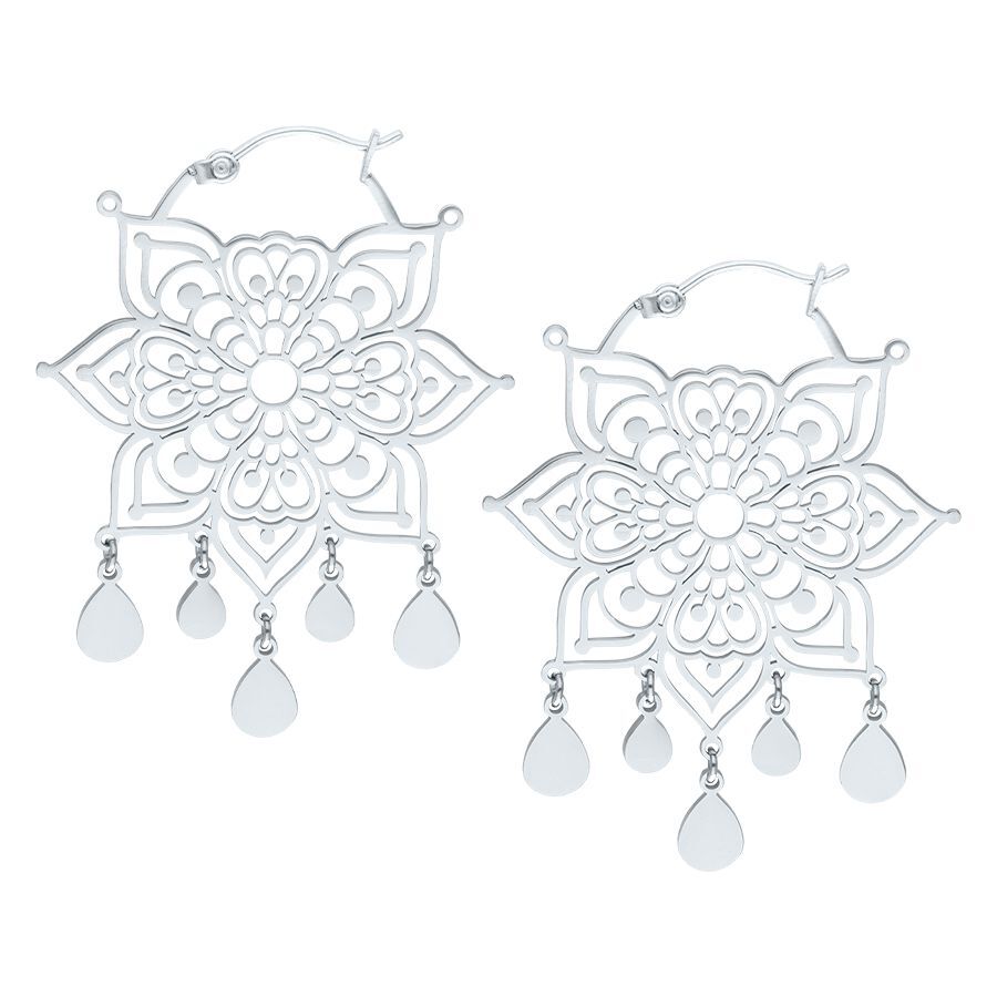 Mandala Hoops aus Edelstahl in Silber Silberne Mandala Ohrringe aus Edelstahl auf weißem Hintergrund