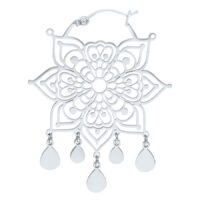 Silberne Mandala Hoops aus Chirurgenstahl Silberne Mandala Ohrringe aus Chirurgenstahl mit filigranem Design auf weißem Hintergrund