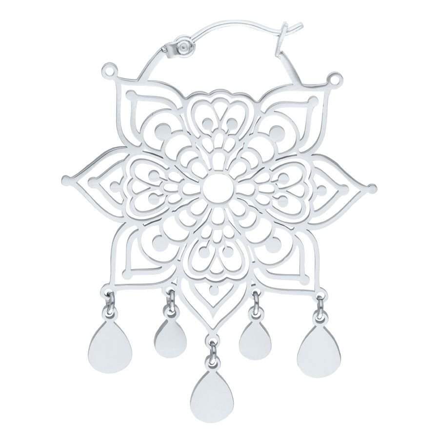 Silberne Mandala Hoops aus Chirurgenstahl Silberne Mandala Ohrringe aus Chirurgenstahl mit filigranem Design auf weißem Hintergrund