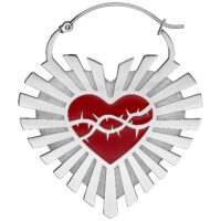 Ohrring Barbed Wire Sacred Heart in Silber Silberner Ohrring in Herzform mit rotem Herz und Dornenkranz auf weißem Hintergrund