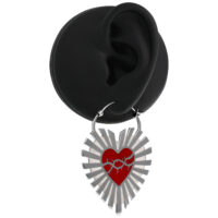 Ohrringe Barbed Wire Sacred Heart in Silber Silberne Ohrringe mit rotem Herz und Stacheldraht auf schwarzem Hintergrund