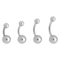Titan Bananabell Bauchnabelpiercing Set Vier silberne Titan Bauchnabelpiercings auf weißem Hintergrund