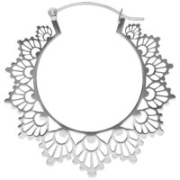 Sunflower Creolen aus Edelstahl in Silber Silberne Creole mit Sonnenblumenmuster auf weißem Hintergrund