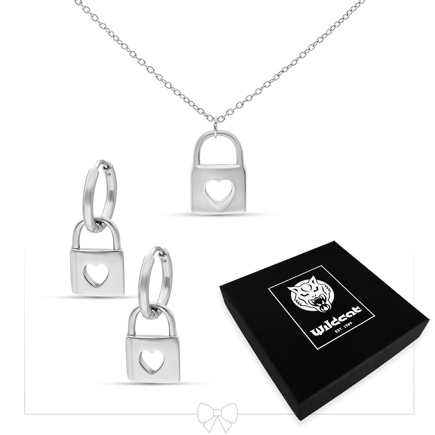 Kette & Ohrringe Set mit Schloss-Anhängern Silberne Halskette und Ohrringe mit herzförmigen Schloss-Anhängern auf weißem Hintergrund