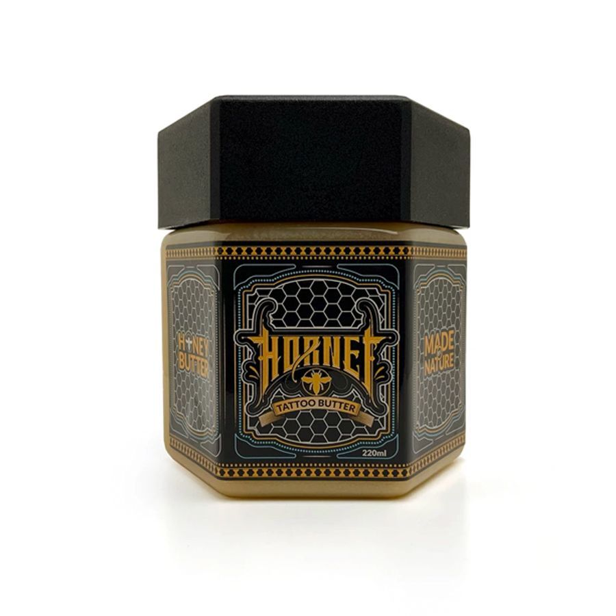 Hornet Honey Butter für Tattoos, 220 ml Schwarzes und goldenes Hornet Honey Butter Glas auf weißem Hintergrund