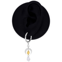 Celestial Light Hoops in Silber mit Kristall Silberne Ohrringe mit goldener Sonne und Kristallanhänger auf schwarzem Hintergrund