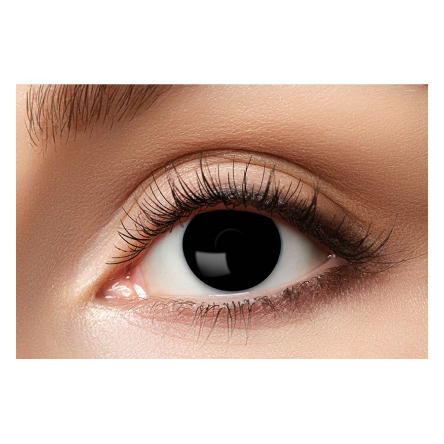 Schwarze Kontaktlinsen für einen ausdrucksstarken Look Nahaufnahme eines Auges mit schwarzer Kontaktlinse auf weißem Hintergrund