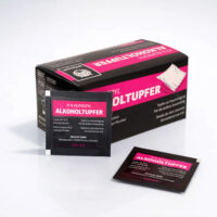 Wildcat Alkoholtupfer 6 x 3 cm Box Schwarze und pinke Verpackung mit Alkoholtupfer auf weißem Hintergrund
